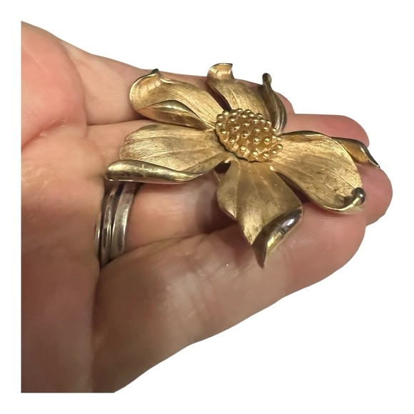 Trifari Gold Unique Five Pedal Floral Brooch. - Picture 2 of 3